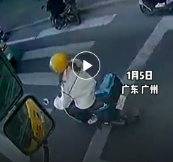 事发广州！女子骑电动车突然拐弯，被大货车碾压而过