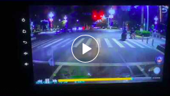 飞来横祸！广州一路口两电动车在等灯时被撞飞，视频→