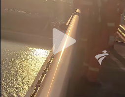 事发广州鹤洞大桥，一女子情绪激动欲跳桥轻生