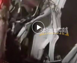 广州高速上一辆货车撞上收费站