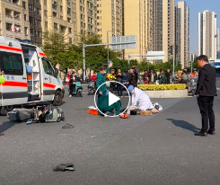 广州芳村广钢新城路口，电动车与小车相撞