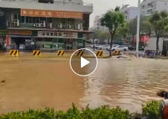 佛山一市场周边水管爆裂，马路瞬间变成河