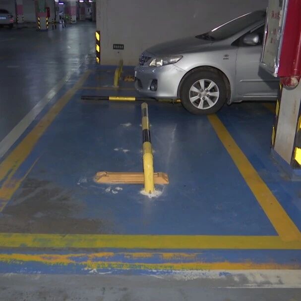 狮山一小区多个空车位被锁，上千户业主表示停车难