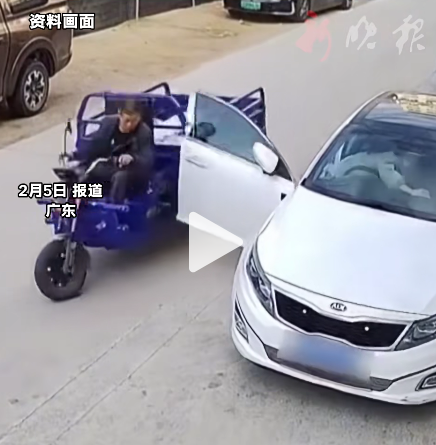 谁的责任？广东一司机开门取物，后方三轮车驶来撞损车门